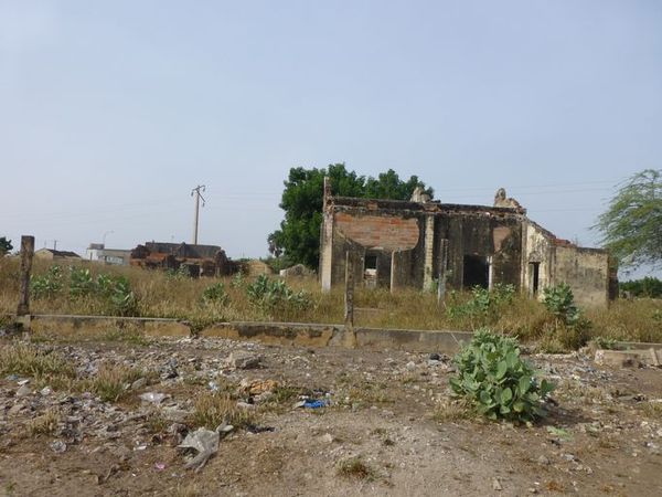 Les ruines de l'entrepôt de conditionnement